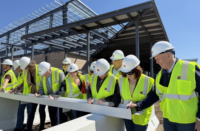Beam signing ceremony marks progress of Graham Park exhibition center construction 