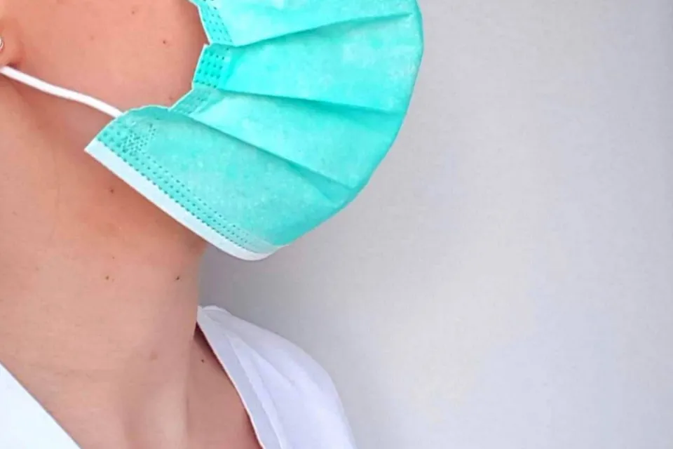 Person wearing a face mask